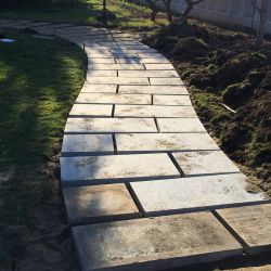 Realizzazione vialetti in pietra